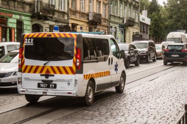 Lviv, Ukrayna, 22 Ağustos 2024. Rusya ile savaş sırasında Lviv şehir merkezinden bir ambulans geçmiş. Lviv tehdit ediliyor ve Rus füzeleri tarafından hedef alınıyor..