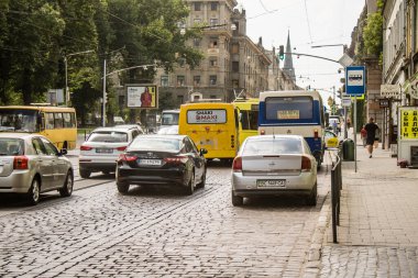 Lviv, Ukrayna, 22 Ağustos 2024 Lviv caddelerinde trafik sıkışıklığı. Rusya 'yla savaş sırasında, Lviv binaları Rus füzeleri tarafından tehdit ediliyor ve hedef alınıyordu..