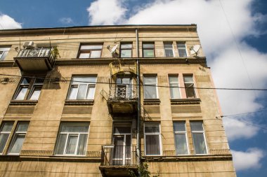 Lviv, Ukrayna, 22 Ağustos 2024 Lviv şehri. Rusya ile savaş sırasında, Lviv binaları Rus füzeleri tarafından tehdit ediliyor ve hedef alınıyordu. Altyapı ve binalar birincil hedeflerdir.