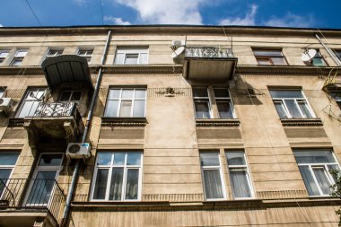 Lviv, Ukrayna, 22 Ağustos 2024 Lviv şehri. Rusya ile savaş sırasında, Lviv binaları Rus füzeleri tarafından tehdit ediliyor ve hedef alınıyordu. Altyapı ve binalar birincil hedeflerdir.