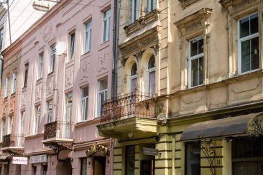 Lviv, Ukrayna, 22 Ağustos 2024 Lviv şehri. Rusya ile savaş sırasında, Lviv binaları Rus füzeleri tarafından tehdit ediliyor ve hedef alınıyordu. Altyapı ve binalar birincil hedeflerdir.