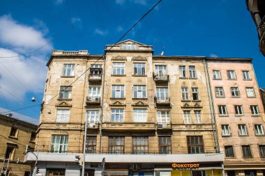 Lviv, Ukrayna, 22 Ağustos 2024 Lviv şehri. Rusya ile savaş sırasında, Lviv binaları Rus füzeleri tarafından tehdit ediliyor ve hedef alınıyordu. Altyapı ve binalar birincil hedeflerdir.