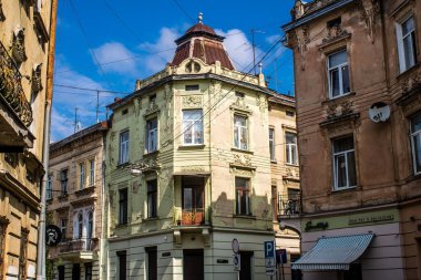 Lviv, Ukrayna, 22 Ağustos 2024 Lviv şehri. Rusya ile savaş sırasında, Lviv binaları Rus füzeleri tarafından tehdit ediliyor ve hedef alınıyordu. Altyapı ve binalar birincil hedeflerdir.