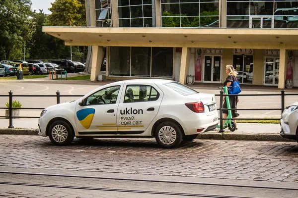 Lviv, Ukrayna, 22 Ağustos 2024 Lviv caddelerinde yuvarlanan taksi. Kamu hizmetleri savaşa ve şehre Rus silahlı kuvvetlerinin saldırısına rağmen faaliyet gösteriyor..