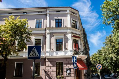 Lviv, Ukrayna, 23 Ağustos 2024 Lviv şehri. Rusya ile savaş sırasında, Lviv binaları Rus füzeleri tarafından tehdit ediliyor ve hedef alınıyordu. Altyapı ve binalar birincil hedeflerdir.