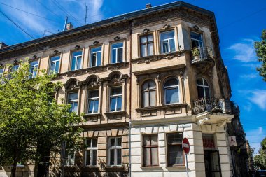 Lviv, Ukrayna, 23 Ağustos 2024 Lviv şehri. Rusya ile savaş sırasında, Lviv binaları Rus füzeleri tarafından tehdit ediliyor ve hedef alınıyordu. Altyapı ve binalar birincil hedeflerdir.