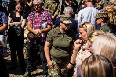 Lviv, Ukrayna, 23 Ağustos 2024. Lviv askeri mezarlığında Rus ordusuyla birlikte ölen üç Ukraynalı askerin cenazesine aile ve arkadaşlar katıldı..