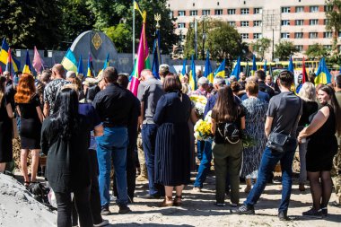 Lviv, Ukrayna, 23 Ağustos 2024. Lviv askeri mezarlığında Rus ordusuyla birlikte ölen üç Ukraynalı askerin cenazesine aile ve arkadaşlar katıldı..
