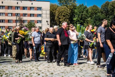 Lviv, Ukrayna, 23 Ağustos 2024. Lviv askeri mezarlığında Rus ordusuyla birlikte ölen üç Ukraynalı askerin cenazesine aile ve arkadaşlar katıldı..