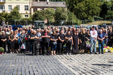 Lviv, Ukrayna, 23 Ağustos 2024. Lviv askeri mezarlığında Rus ordusuyla birlikte ölen üç Ukraynalı askerin cenazesine aile ve arkadaşlar katıldı..