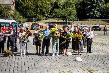 Lviv, Ukrayna, 23 Ağustos 2024. Lviv askeri mezarlığında Rus ordusuyla birlikte ölen üç Ukraynalı askerin cenazesine aile ve arkadaşlar katıldı..