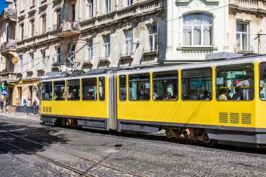 Lviv, Ukrayna, 23 Ağustos 2024 Lviv tramvayı şehir düzenli olarak bombalama ve balistik saldırı tehdidi altındayken çalışmaya devam ediyor. Lviv 'in kamu hizmetleri Rus füzeleri tarafından hedef alınmıştır..