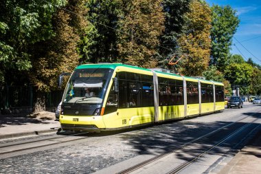 Lviv, Ukrayna, 23 Ağustos 2024 Lviv tramvayı şehir düzenli olarak bombalama ve balistik saldırı tehdidi altındayken çalışmaya devam ediyor. Lviv 'in kamu hizmetleri Rus füzeleri tarafından hedef alınmıştır..