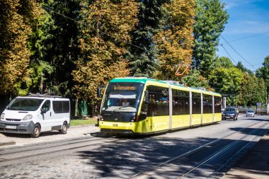 Lviv, Ukrayna, 23 Ağustos 2024 Lviv tramvayı şehir düzenli olarak bombalama ve balistik saldırı tehdidi altındayken çalışmaya devam ediyor. Lviv 'in kamu hizmetleri Rus füzeleri tarafından hedef alınmıştır..