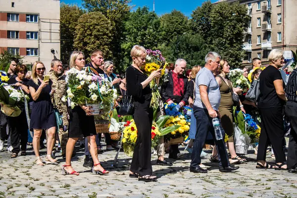 Lviv, Ukrayna, 23 Ağustos 2024. Lviv askeri mezarlığında Rus ordusuyla birlikte ölen üç Ukraynalı askerin cenazesine aile ve arkadaşlar katıldı..