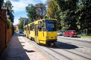 Lviv, Ukrayna, 23 Ağustos 2024 Lviv tramvayı şehir düzenli olarak bombalama ve balistik saldırı tehdidi altındayken çalışmaya devam ediyor. Lviv 'in kamu hizmetleri Rus füzeleri tarafından hedef alınmıştır..