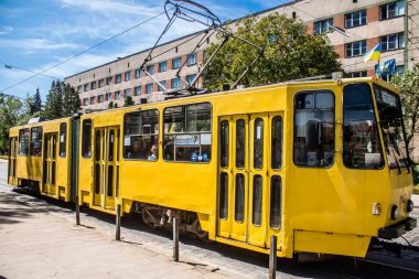 Lviv, Ukrayna, 23 Ağustos 2024 Lviv tramvayı şehir düzenli olarak bombalama ve balistik saldırı tehdidi altındayken çalışmaya devam ediyor. Lviv 'in kamu hizmetleri Rus füzeleri tarafından hedef alınmıştır..
