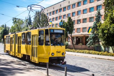 Lviv, Ukrayna, 23 Ağustos 2024 Lviv tramvayı şehir düzenli olarak bombalama ve balistik saldırı tehdidi altındayken çalışmaya devam ediyor. Lviv 'in kamu hizmetleri Rus füzeleri tarafından hedef alınmıştır..