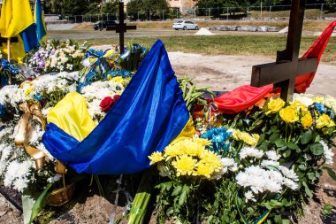 Lviv, Ukrayna, 23 Ağustos 2024 Lviv Askeri Mezarlığı. Askerlerin mezarları, Ukrayna 'yı savunan kahramanlar göz alabildiğince uzanan çiçeklerle kaplıdır. Her gün yeni cenazeler ekleniyor.