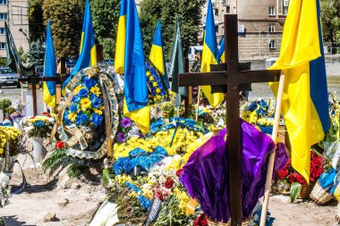 Lviv, Ukrayna, 23 Ağustos 2024 Lviv Askeri Mezarlığı. Askerlerin mezarları, Ukrayna 'yı savunan kahramanlar göz alabildiğince uzanan çiçeklerle kaplıdır. Her gün yeni cenazeler ekleniyor.