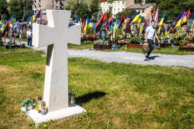 Lviv, Ukrayna, 23 Ağustos 2024 Lviv Askeri Mezarlığı. Askerlerin mezarları, Ukrayna 'yı savunan kahramanlar göz alabildiğince uzanan çiçeklerle kaplıdır. Her gün yeni cenazeler ekleniyor.