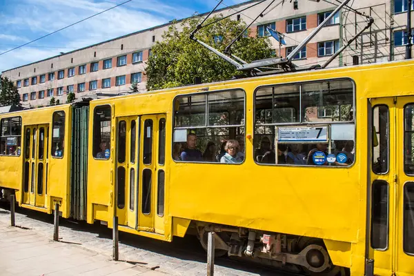 Lviv, Ukrayna, 23 Ağustos 2024 Lviv tramvayı şehir düzenli olarak bombalama ve balistik saldırı tehdidi altındayken çalışmaya devam ediyor. Lviv 'in kamu hizmetleri Rus füzeleri tarafından hedef alınmıştır..