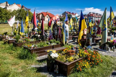 Lviv, Ukrayna, 23 Ağustos 2024 Lviv Askeri Mezarlığı. Askerlerin mezarları, Ukrayna 'yı savunan kahramanlar göz alabildiğince uzanan çiçeklerle kaplıdır. Her gün yeni cenazeler ekleniyor.