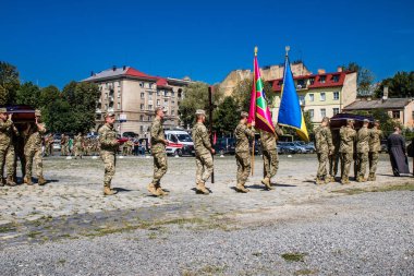 Lviv, Ukrayna, 23 Ağustos 2024. Ukraynalı üç askerin cenazesi için düzenlenen tören Mars 'taki askeri mezarlıkta Rus ordusuna karşı verilen savaşta öldü..