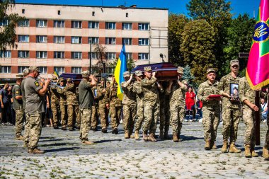 Lviv, Ukrayna, 23 Ağustos 2024. Ukraynalı üç askerin cenazesi için düzenlenen tören Mars 'taki askeri mezarlıkta Rus ordusuna karşı verilen savaşta öldü..