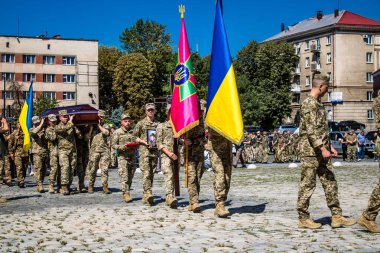 Lviv, Ukrayna, 23 Ağustos 2024. Ukraynalı üç askerin cenazesi için düzenlenen tören Mars 'taki askeri mezarlıkta Rus ordusuna karşı verilen savaşta öldü..