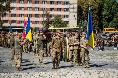 Lviv, Ukrayna, 23 Ağustos 2024. Ukraynalı üç askerin cenazesi için düzenlenen tören Mars 'taki askeri mezarlıkta Rus ordusuna karşı verilen savaşta öldü..