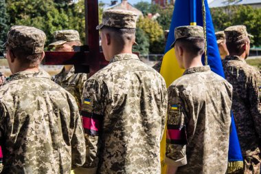 Lviv, Ukrayna, 23 Ağustos 2024. Ukraynalı üç askerin cenazesi için düzenlenen tören Mars 'taki askeri mezarlıkta Rus ordusuna karşı verilen savaşta öldü..