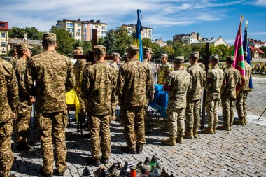 Lviv, Ukrayna, 23 Ağustos 2024. Ukraynalı üç askerin cenazesi için düzenlenen tören Mars 'taki askeri mezarlıkta Rus ordusuna karşı verilen savaşta öldü..