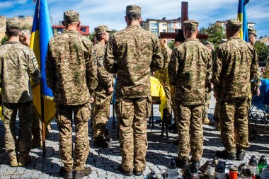 Lviv, Ukrayna, 23 Ağustos 2024. Ukraynalı üç askerin cenazesi için düzenlenen tören Mars 'taki askeri mezarlıkta Rus ordusuna karşı verilen savaşta öldü..
