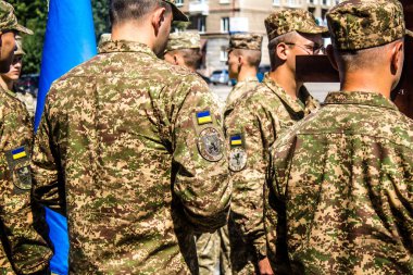 Lviv, Ukrayna, 23 Ağustos 2024. Ukraynalı üç askerin cenazesi için düzenlenen tören Mars 'taki askeri mezarlıkta Rus ordusuna karşı verilen savaşta öldü..