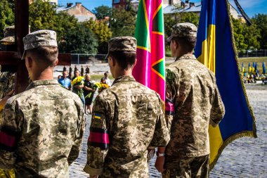 Lviv, Ukrayna, 23 Ağustos 2024. Ukraynalı üç askerin cenazesi için düzenlenen tören Mars 'taki askeri mezarlıkta Rus ordusuna karşı verilen savaşta öldü..