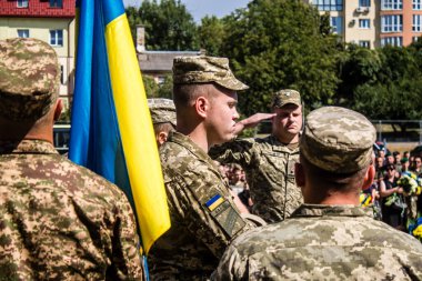 Lviv, Ukrayna, 23 Ağustos 2024. Ukraynalı üç askerin cenazesi için düzenlenen tören Mars 'taki askeri mezarlıkta Rus ordusuna karşı verilen savaşta öldü..