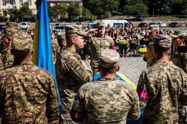 Lviv, Ukrayna, 23 Ağustos 2024. Ukraynalı üç askerin cenazesi için düzenlenen tören Mars 'taki askeri mezarlıkta Rus ordusuna karşı verilen savaşta öldü..