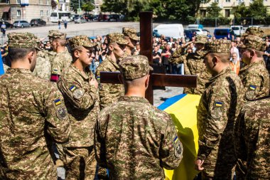 Lviv, Ukrayna, 23 Ağustos 2024. Ukraynalı üç askerin cenazesi için düzenlenen tören Mars 'taki askeri mezarlıkta Rus ordusuna karşı verilen savaşta öldü..