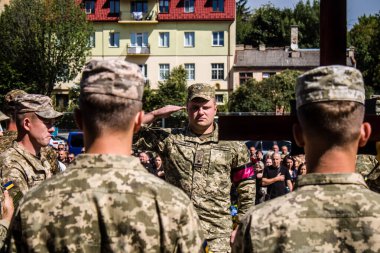 Lviv, Ukrayna, 23 Ağustos 2024. Ukraynalı üç askerin cenazesi için düzenlenen tören Mars 'taki askeri mezarlıkta Rus ordusuna karşı verilen savaşta öldü..