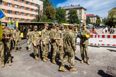 Lviv, Ukrayna, 23 Ağustos 2024. Ukraynalı üç askerin cenazesi için düzenlenen tören Mars 'taki askeri mezarlıkta Rus ordusuna karşı verilen savaşta öldü..
