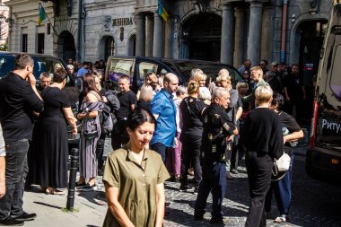 Lviv, Ukrayna, 23 Ağustos 2024 Askeri Cenaze Töreni. Rus ordusuna karşı verilen savaşta ölen üç Ukraynalı asker için Aziz Havariler Kilisesi 'nin önünde..