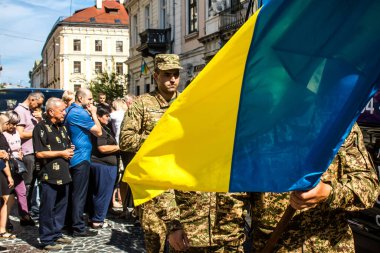 Lviv, Ukrayna, 23 Ağustos 2024 Askeri Cenaze Töreni. Rus ordusuna karşı verilen savaşta ölen üç Ukraynalı asker için Aziz Havariler Kilisesi 'nin önünde..