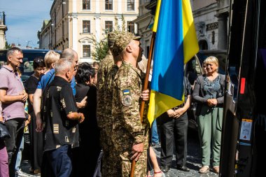 Lviv, Ukrayna, 23 Ağustos 2024 Askeri Cenaze Töreni. Rus ordusuna karşı verilen savaşta ölen üç Ukraynalı asker için Aziz Havariler Kilisesi 'nin önünde..