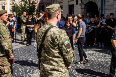 Lviv, Ukrayna, 23 Ağustos 2024 Askeri Cenaze Töreni. Rus ordusuna karşı verilen savaşta ölen üç Ukraynalı asker için Aziz Havariler Kilisesi 'nin önünde..