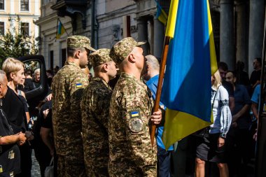 Lviv, Ukrayna, 23 Ağustos 2024 Askeri Cenaze Töreni. Rus ordusuna karşı verilen savaşta ölen üç Ukraynalı asker için Aziz Havariler Kilisesi 'nin önünde..