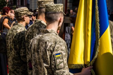 Lviv, Ukrayna, 23 Ağustos 2024 Askeri Cenaze Töreni. Rus ordusuna karşı verilen savaşta ölen üç Ukraynalı asker için Aziz Havariler Kilisesi 'nin önünde..