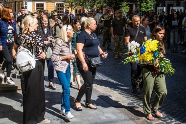 Lviv, Ukrayna, 23 Ağustos 2024 Askeri Cenaze Töreni. Rus ordusuna karşı verilen savaşta ölen üç Ukraynalı asker için Aziz Havariler Kilisesi 'nin önünde..