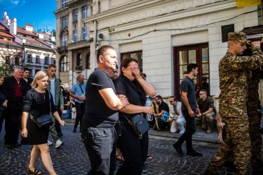 Lviv, Ukrayna, 23 Ağustos 2024 Askeri Cenaze Töreni. Rus ordusuna karşı verilen savaşta ölen üç Ukraynalı asker için Aziz Havariler Kilisesi 'nin önünde..