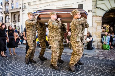 Lviv, Ukrayna, 23 Ağustos 2024 Askeri Cenaze Töreni. Rus ordusuna karşı verilen savaşta ölen üç Ukraynalı asker için Aziz Havariler Kilisesi 'nin önünde..